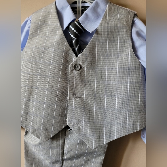 Andrew Fezza 4 pc suit -18 mths - Picture 2 of 3